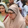 হেঁটে ফিরোজায় ঢোকেন খালেদা জিয়া, আবেগপ্রবণ নেতাকর্মীরা