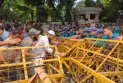 পুলিশ ব্যারিকেড ভেঙে যমুনার সামনে যাওয়ার চেষ্টা জনতার