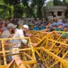 পুলিশ ব্যারিকেড ভেঙে যমুনার সামনে যাওয়ার চেষ্টা জনতার