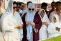 কোকোর কবর জিয়ারত করলেন জুবাইদা ও শামিলা রহমান