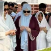 কোকোর কবর জিয়ারত করলেন জুবাইদা ও শামিলা রহমান