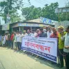 মহিপুর ব্রিজের কাকিনা অংশে বেরিকেড খুলে না দেওয়ার জন্য এলাকাবাসীর মানববন্ধন