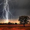 বজ্রপাত ও ঝড়ে একদিনে ১৪ জনের মৃত্যু