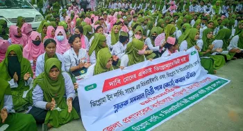 রংপুরে আন্দোলনে নেমেছেন ডিপ্লোমা নার্সিং ও মিডওয়াইফারি শিক্ষার্থীরা