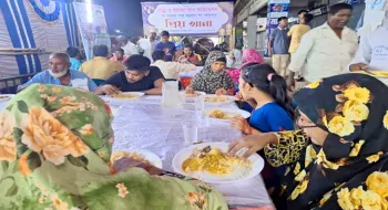 চেয়ার টেবিলে বসে বৃদ্ধা মা,বাবা-স্ত্রী সন্তান সহ পেটভরে তেহেরি খেল দুস্থরা