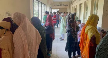 কাভার্ড ভ্যানের ধাক্কায় মা-মেয়েসহ নিহত ৩
