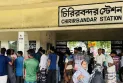 দিনাজপুরে ট্রেনে উঠতে গিয়ে পা পিছলে পড়ে গিয়ে প্রাণ গেল ২ জনের