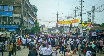 ২১ দফা দাবীতে রেলগেট অবরোধ করে কারমাইকেল কলেজের শিক্ষার্থীদের বিক্ষোভ