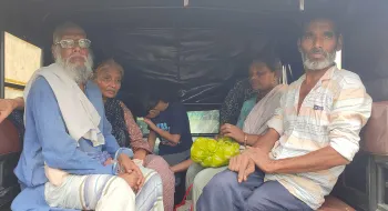 লালমনিরহাটের পাটগ্রাম সীমান্তে বিএসএফ এর পুশইন করা ৭ জনকে থানায় হস্তান্তর
