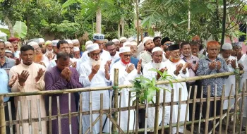 আবু সাঈদের কবর জিয়ারত ও পরিবারের সাথে সাক্ষাৎ করলেন এ টি এম আজহারুল ইসলাম