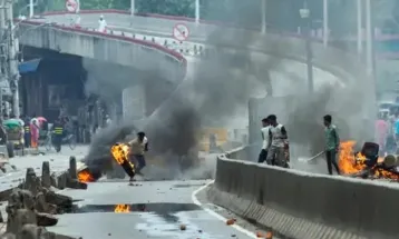 ছুটির দিনেও রাজপথ ছিল অগ্নিগর্ভ