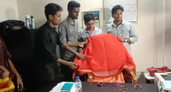প্রক্টর-ছাত্র উপদেষ্টাকে প্রতীকী শাড়ি চুড়ি পরিয়ে দিলেন শিক্ষার্থীরা