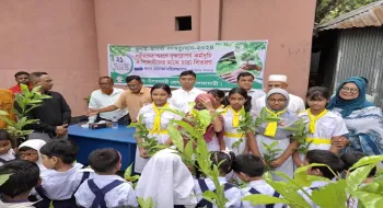 জুলাই গণঅভ্যুত্থানে শহীদদের স্মরণে নীলফামারী প্রেসক্লাবের বৃক্ষরোপণ ও গাছের চারা বিতরণ