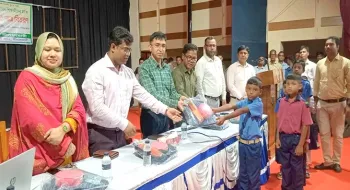 নীলফামারীতে চারশ শিশু শিক্ষার্থী পেল শিক্ষা উপকরণ