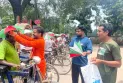 রোদের তীব্রতা থেকে রক্ষা পেতে রিক্সাচালকদের মাঝে ক্যাপ ছাতা বিতরণ করেন ‘আমাদের প্রিয় সৈয়দপুর’ সংগঠন