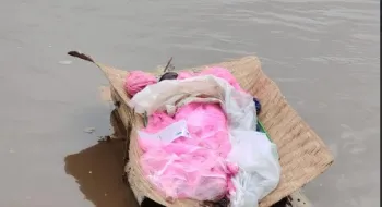কলা গাছের ভেলায় ভেসে এলো ভারতীয় শিশুর লাশ