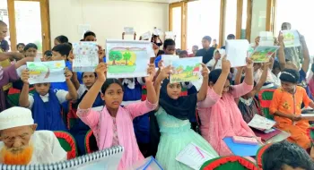 চারশতাধিক শিশু শিক্ষার্থী জীবন প্রকৃতির ছবি আঁকিয়ে ডিসির কাছে পেল উপহার