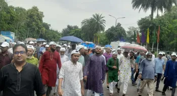 বৃষ্টি উপেক্ষা করে মানিক মিয়া এভিনিউয়ে জনতার ঢল