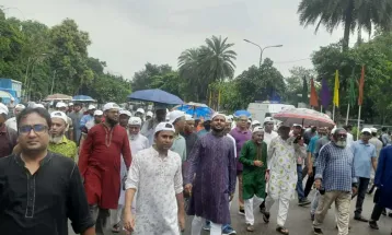 বৃষ্টি উপেক্ষা করে মানিক মিয়া এভিনিউয়ে জনতার ঢল