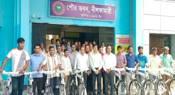 নীলফামারী পৌরসভার দশ কর্মীর মাঝে বাই-সাইকেল প্রদান