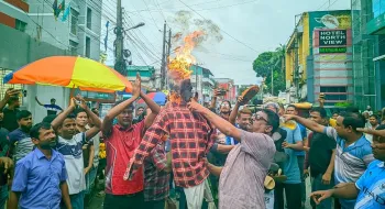 রংপুরে জাতীয় পার্টির বিক্ষোভ; কুশপুত্তলিকা দাহ