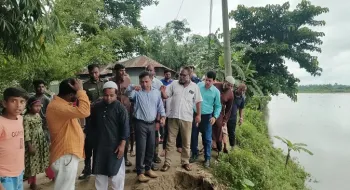 পানিবন্দি মানুষের খোঁজ নিতে পরিদর্শনে পাটগ্রামের ইউএনও 