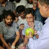 অনশনকারীদের ডাব খাইয়ে ৫৯ ঘণ্টা পর অনশন ভাঙালেন বেরোবি উপাচার্য