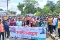 নীলফামারীতে ধর্ষকের গ্রেপ্তারের দাবিতে মানববন্ধন ও বিক্ষোভ করেছে এলাকাবাসী