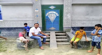 ভিসা প্রতারণার ফাঁদে পরে কিশোরীগঞ্জে প্রতারকের বাড়ীর সামনে যুবকের অবস্থান