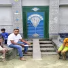 ভিসা প্রতারণার ফাঁদে পরে কিশোরীগঞ্জে প্রতারকের বাড়ীর সামনে যুবকের অবস্থান