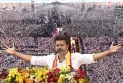 সিনেমা থেকে যেভাবে জনতার নায়ক হলেন থালাপতি বিজয়