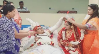 হাত-পায়ে ব্যান্ডেজ নিয়েই হাসপাতালে বিয়ে