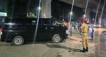 প্রবেশপথে দেখা হচ্ছে কার্ড, যানচলাচল নিয়ন্ত্রিত