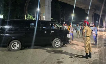 প্রবেশপথে দেখা হচ্ছে কার্ড, যানচলাচল নিয়ন্ত্রিত