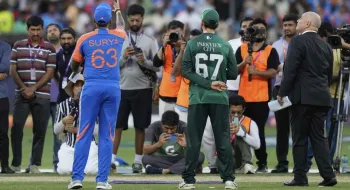 ৬ রানে ২ উইকেট হারিয়ে কোণঠাসা পাকিস্তান