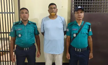 রংপুরে আত্মগোপনে থাকা আওয়ামী লীগ নেতাকে আটক করে পুলিশ দিল ছাত্ররা