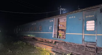 রংপুরের পীরগাছা স্টেশন এলাকায় যাত্রীবাহী ট্রেনের পাঁচ বগি লাইনচ্যুত
