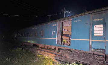 রংপুরের পীরগাছা স্টেশন এলাকায় যাত্রীবাহী ট্রেনের পাঁচ বগি লাইনচ্যুত