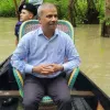 নৌকায় চড়ে রাতারগুল ঘুরলেন আসিফ নজরুল, শুনলেন মাঝিদের গান