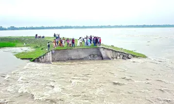 রংপুরের গঙ্গাচড়ায় দ্বিতীয় তিস্তা সেতুরক্ষা বাঁধে ধস; হুমকিতে তিস্তা সেতু