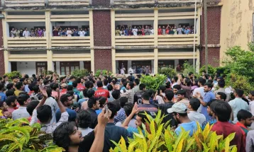 শিক্ষক-শিক্ষার্থীদের ধস্তাধস্তিতে উত্তপ্ত রাবি