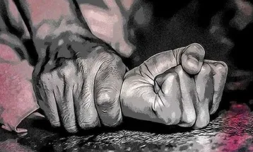 অস্ত্রের মুখে জিম্মি করে গৃহবধূকে গণধর্ষণ