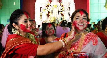 দেবী দুর্গার বিদায়ের আগে সিঁদুর খেলায় মাতলেন নারী ভক্তরা