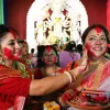 দেবী দুর্গার বিদায়ের আগে সিঁদুর খেলায় মাতলেন নারী ভক্তরা