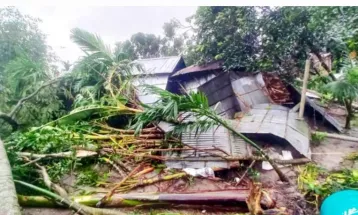 রংপুরের গঙ্গাচড়ায় হঠাৎ ঝড়ে ৮০০ ঘরবাড়ি বিধ্বস্ত