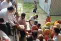 লালমনিহাটে বন্যা দুর্গতদের মাঝে নৌকায় করে ত্রাণ দিলেন সাবেক উপমন্ত্রী দুলু