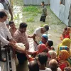 লালমনিহাটে বন্যা দুর্গতদের মাঝে নৌকায় করে ত্রাণ দিলেন সাবেক উপমন্ত্রী দুলু