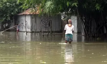 ‘আইতোত হঠাৎ করে নদীর পানি এক্কেবারে বাড়ি গেইল, ‘কেমন করি খাওয়া দাওয়া করমো, সেই চিন্তা বাহে’