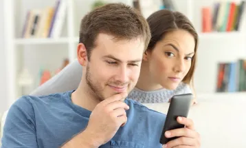 সঙ্গী ‘মাইক্রো-চিটিং’ করছে না তো?