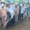 ধানের পর এবার সড়কে মাছ ছেড়ে প্রতিবাদ হাসনাত আবদুল্লাহর